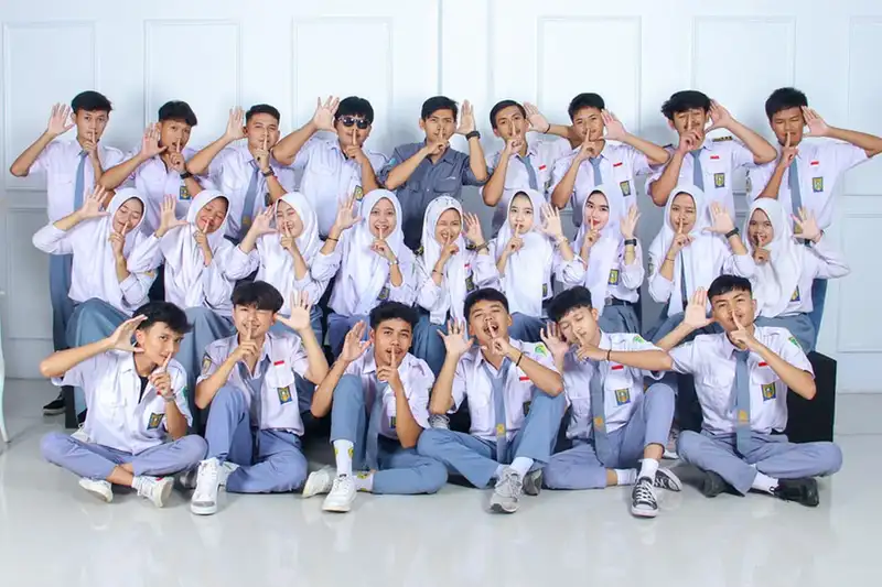 Foto grup di Studio Cirebon - foto bersama teman
